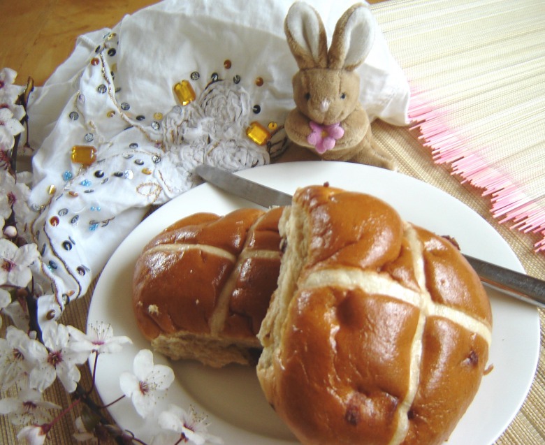Англійські гарячі Великодні булочки з шоколадом та ірисками (hot cross buns)