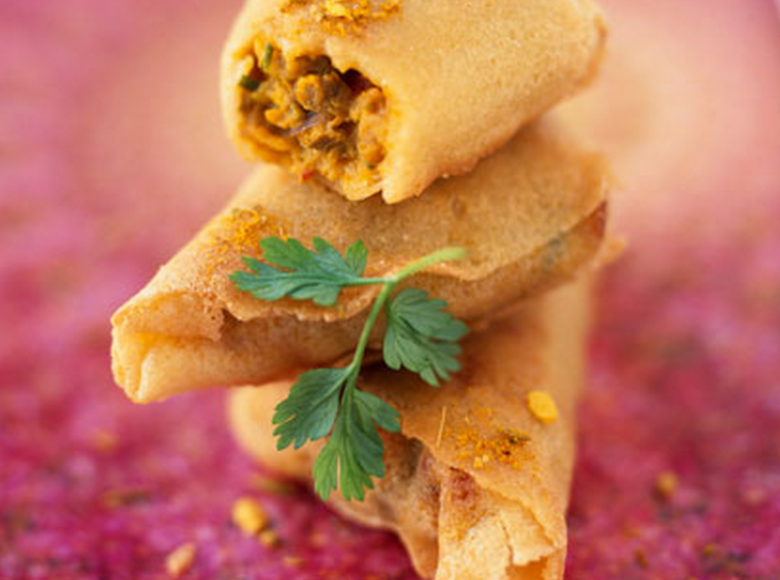 Індійські samosa (пиріжки з тіста філо) з фаршем