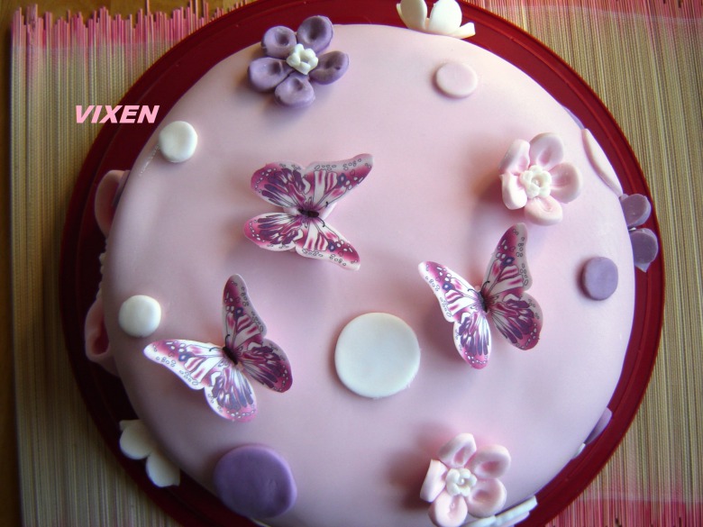 Торт "Метелики" (шоколадний бісквіт з малиновим мусом, зефіром та білим шоколадним ганашем)
