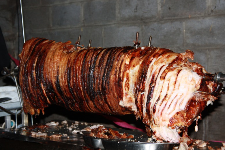 Традиційний "Hog roast" або свинка запечена на шомпурі ;-) з шкварками