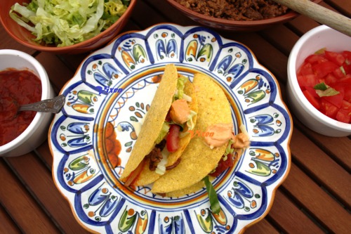Tacos з ароматним гострим фаршем по -мексиканськи та сальсою