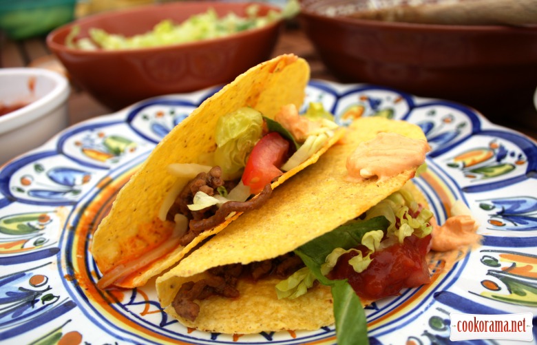 Tacos з ароматним гострим фаршем по -мексиканськи та сальсою