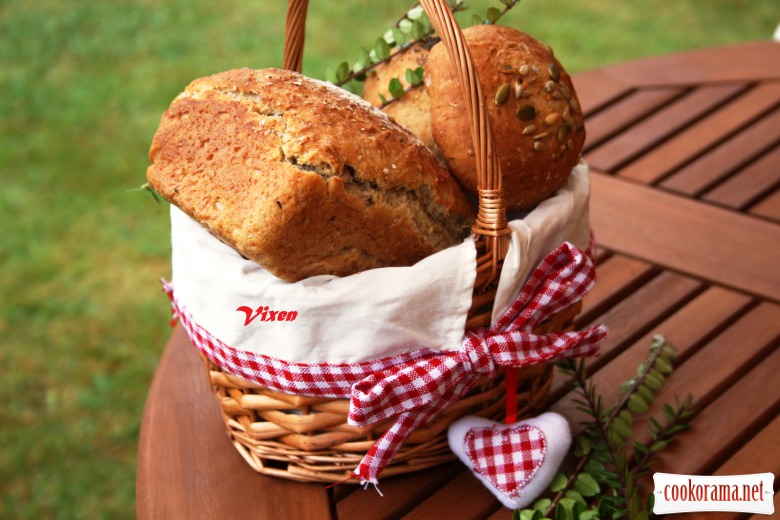Домашній хлібчик з висівками та вісяними пластівцями
