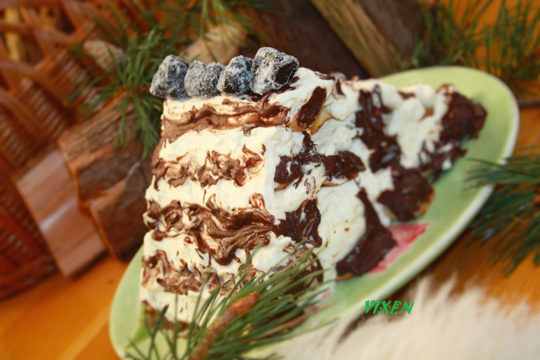 Торт "Смерекова хатка під снігом" з чорносливом та горіхами