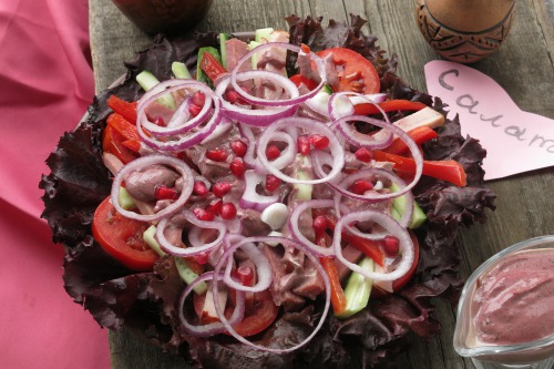 М'ясний салат з майонезом-ткемалі