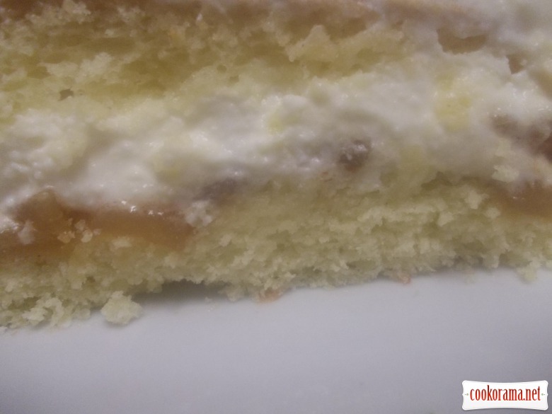 Ніжний бісквітний тортик з карамелізованими грушами
