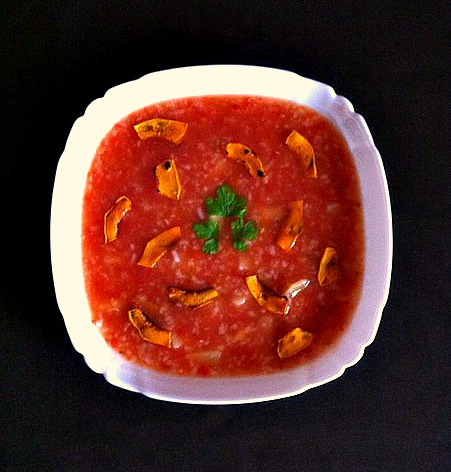 томатна зупа з секретом і гарбузовими чіпсами