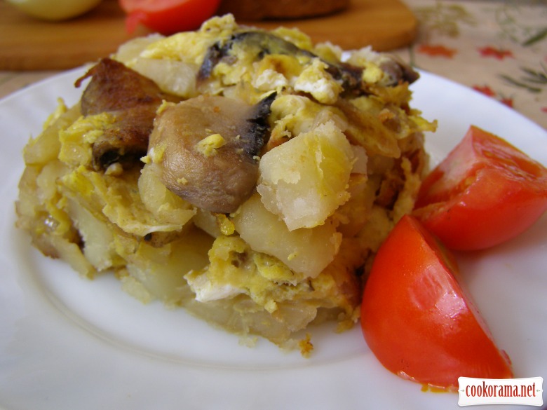 Яичница с картошкой и грибами на завтрак