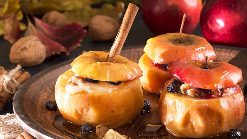 Запечені яблука з сиром, родзинками, корицею і медом в духовці рецепт